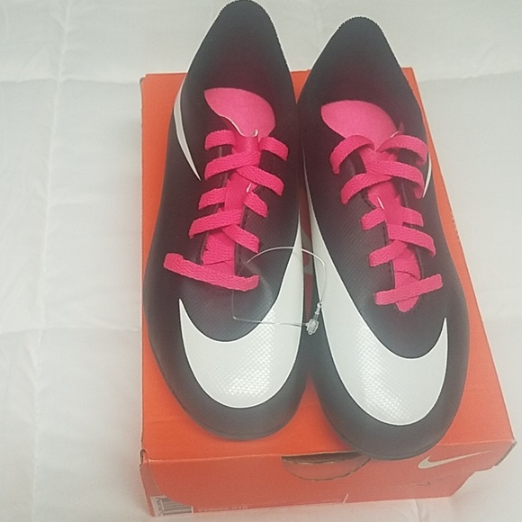 Soccer shoes for girl - Picture 1 of 4